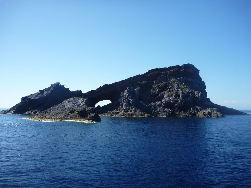 islas de las serpietnes. Islas Columbretes cerca de Castellón son también conocidas como las islas de las serpientes. Imagen de la Isla Horadada. Foto: Manuel. Castellón en ruta