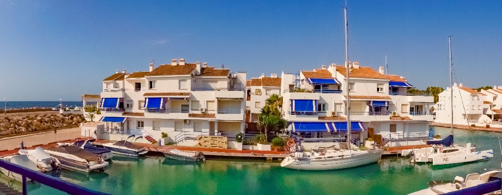 Vista panoramica de apartamentos en el poblado marinero situados en el Puerto deportivo las Fuentes